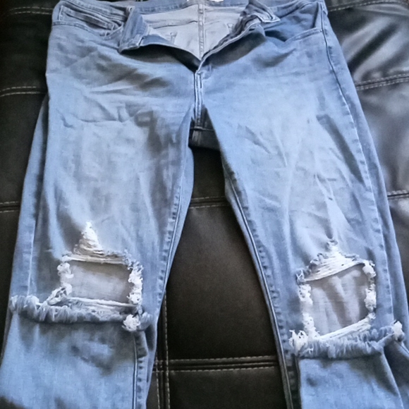 levi strauss and co Denim - 😍 women's distressed in the knee Levi high rise straight crop jeans😍
